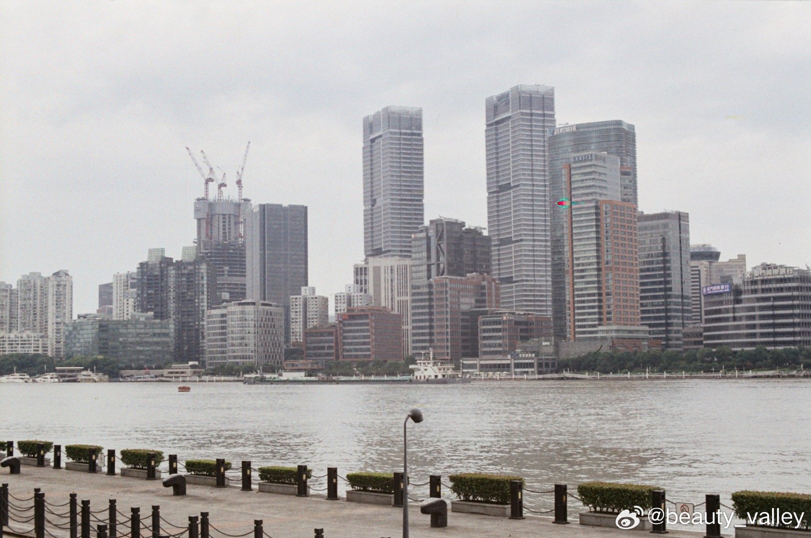 去往1862船厂的阴雨的周末。共享单车。老小区。江边。一些船厂外观。一些南希画廊