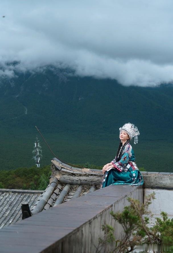 藝人朱晨麗最近到雲南大理旅遊，入鄉隨俗換上一身民族服，別具韻味。雖然位處高海拔地