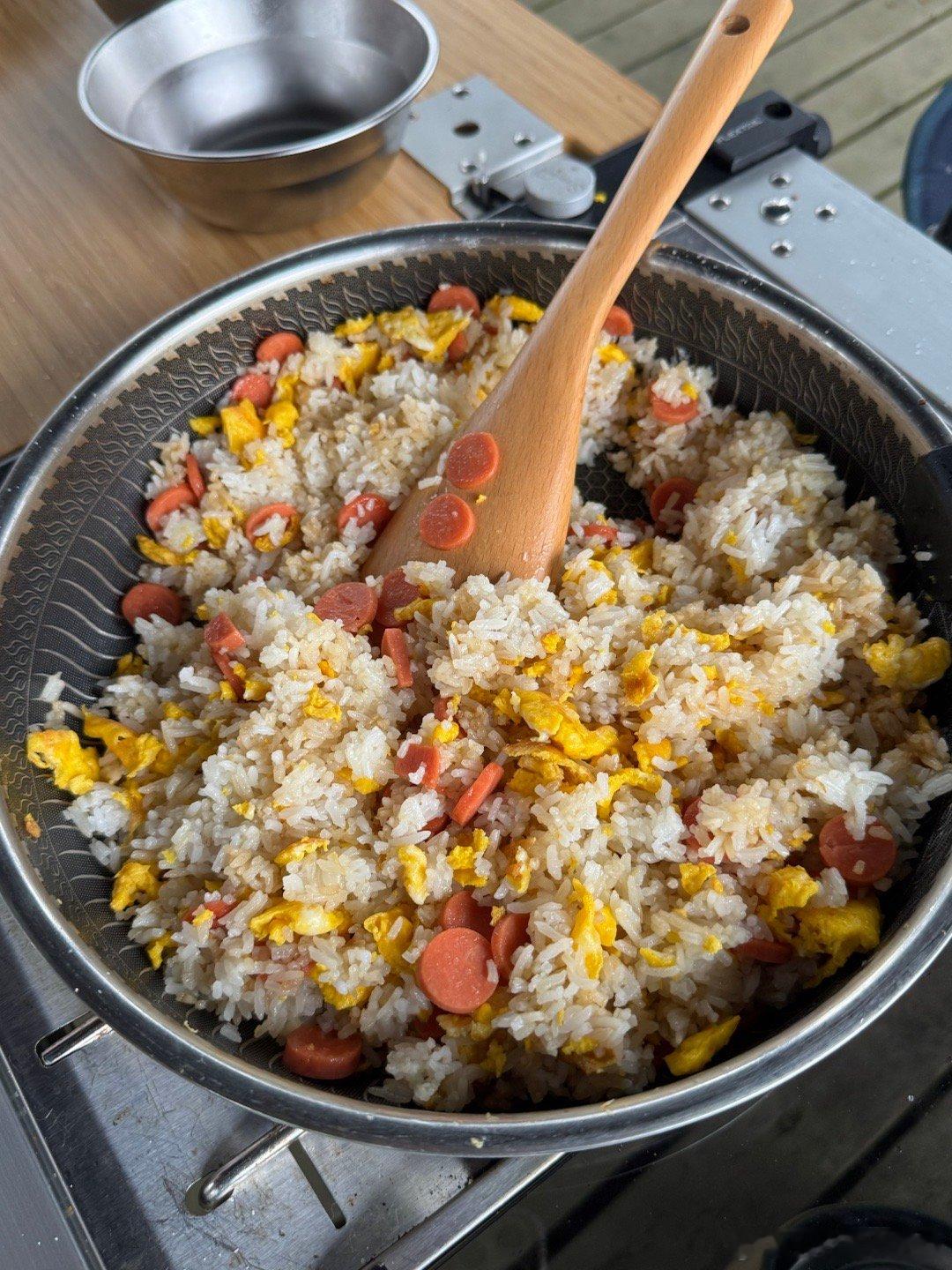 这个点娃儿们都喂饱了我们自己也吃饱了娃儿们开始了自己的活动《三只小猪》里面的草房