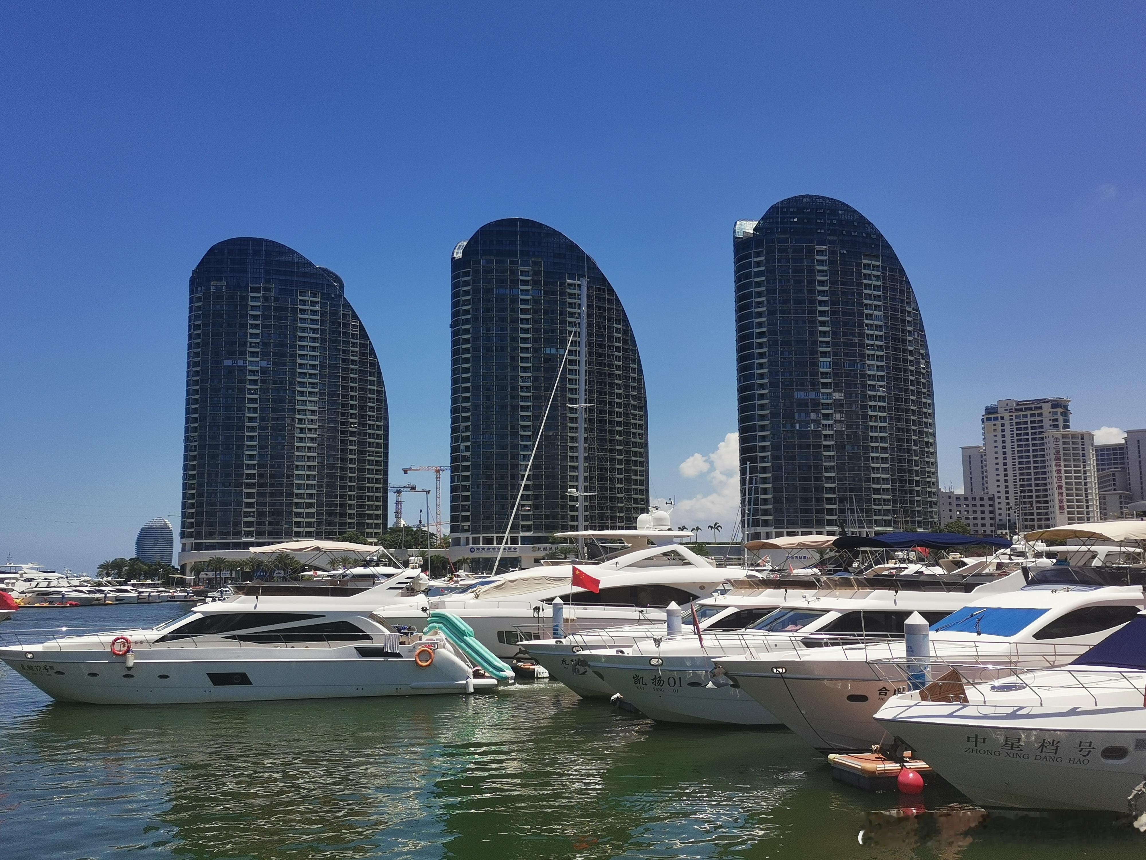 海南团建碎片偶遇海警5202东门舰，为718改型巡逻舰，以海南省三沙市南沙区东门