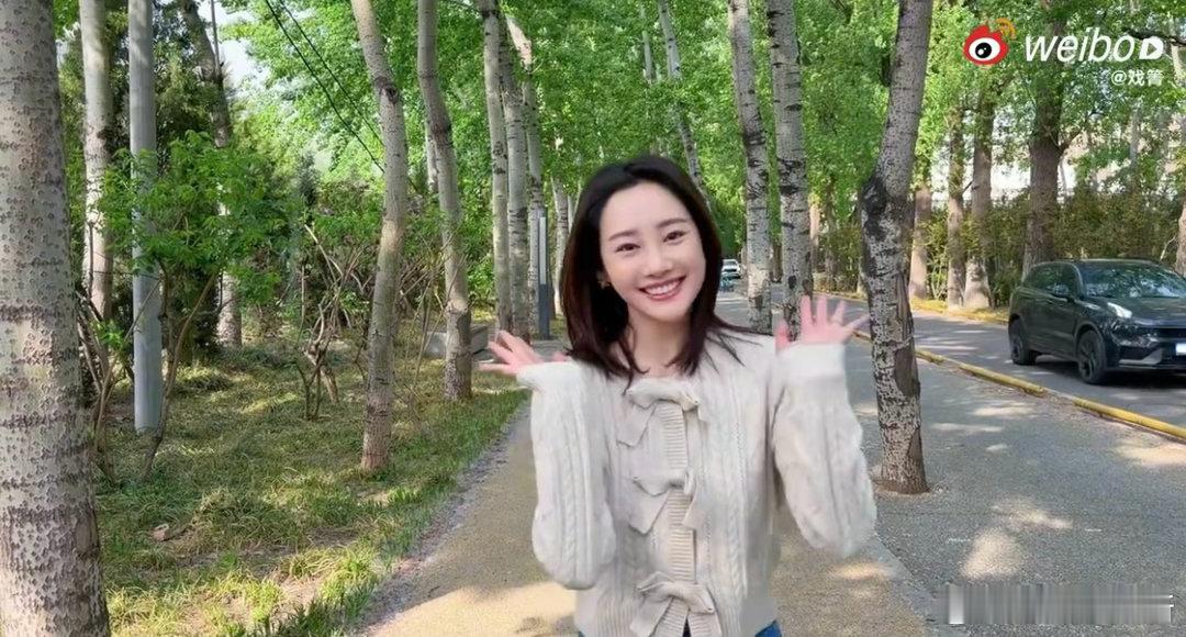 貌美的李纯和热心市民马頔 网友的嘴确实不饶人。李纯一出场弹幕全是夸的，马頔站在后