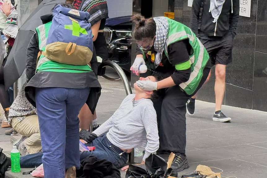 墨尔本警方用橡胶子弹与胡椒喷雾镇压示威人