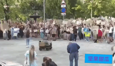 乌克兰人在支持费多罗夫的现场，拿出了一台无人车一起舞动，这是费多罗夫一直倡导推进