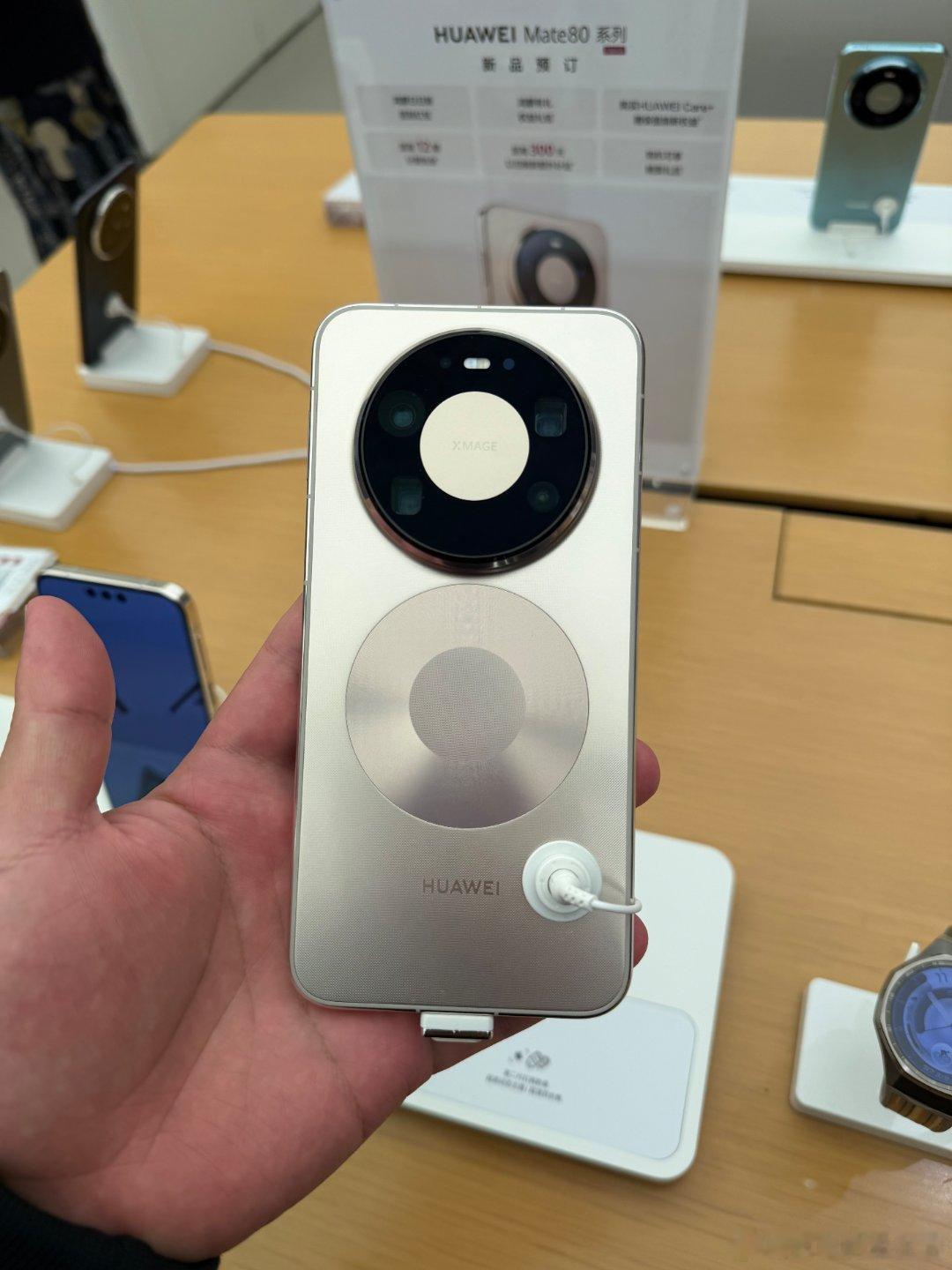 华为新旗舰Mate80上市了，直边框  拿在手里的质感和苹果相似，这次准备买个金