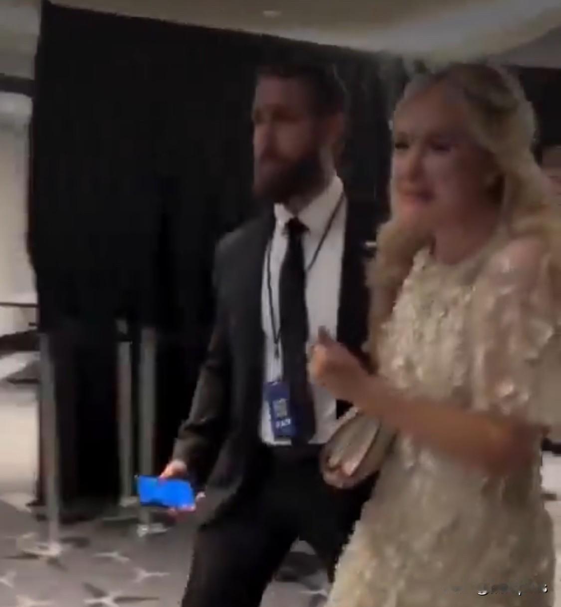 白宫发生枪击事件后，一名穿着华丽的女士离开现场时哭着说“只想回家”。看来，所谓名