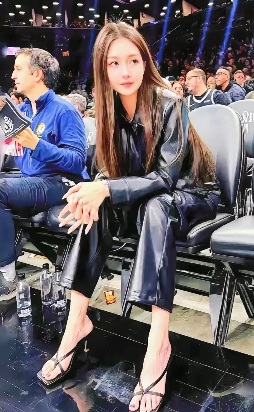 美女的阳光很独特，为什么喜欢穿这种鞋子？