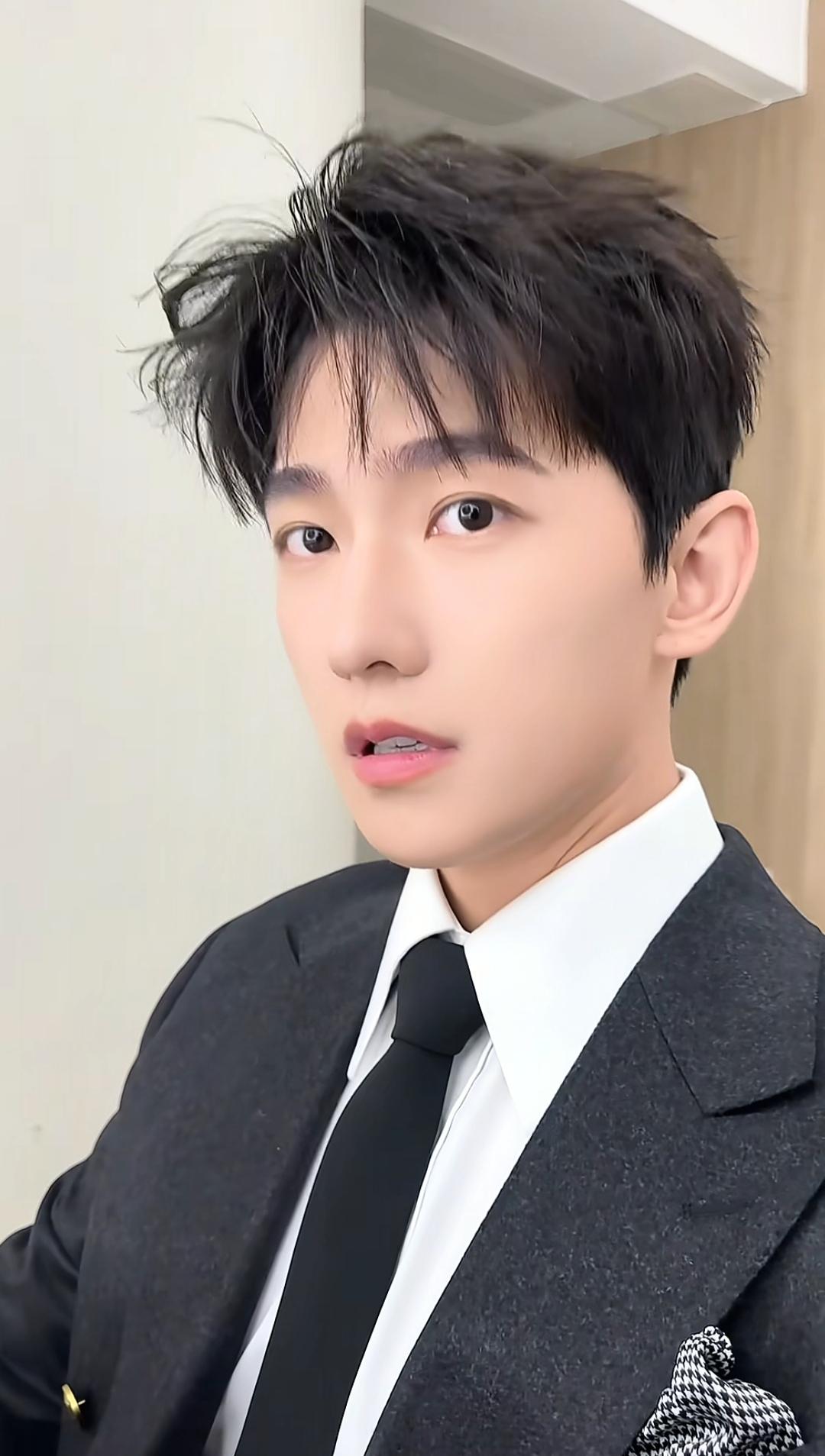 狗仔刘大锤，
最近他一口气，
点名了好几个明星的感情状况。

其中说杨洋还单身着