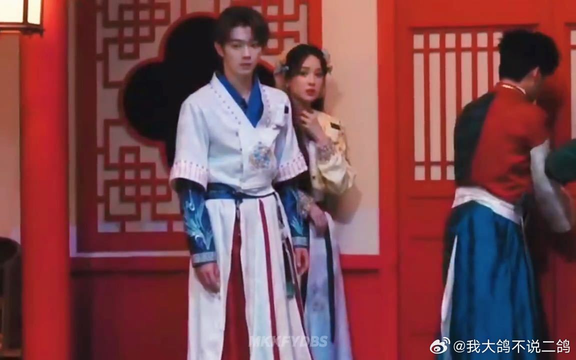 许凯娜扎超长售后许凯自己害怕还想着保护娜扎 关灯那下许凯自己都吓一激灵，但马上转