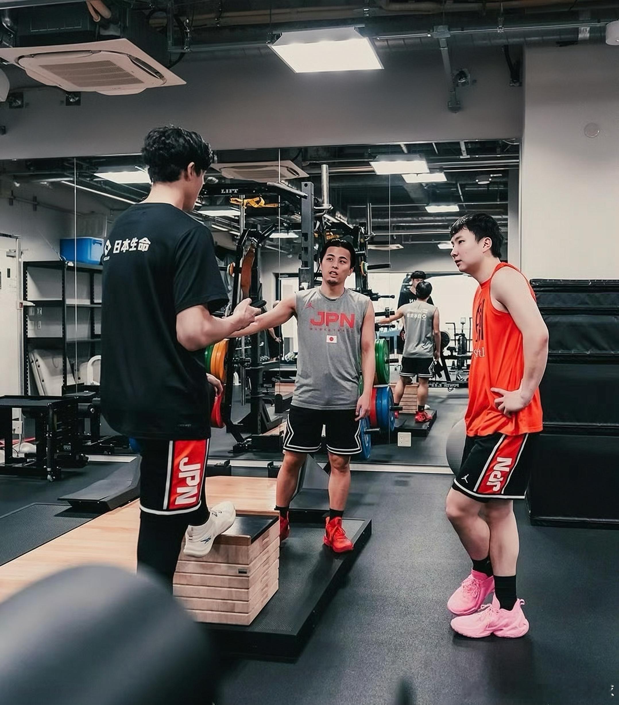 中日男篮冲绳备战反差拉满！日本队提前适应场馆，中国男篮今日启程出征！中日男篮冲绳