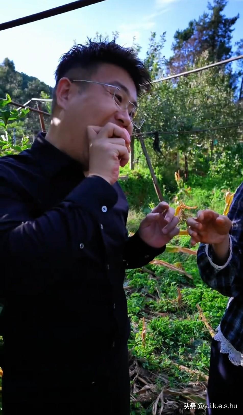 亮哥真有意思，无论梦秋和妙妙吃什么，他都得来上一口，估计让粉丝看到他很包容，不嫌