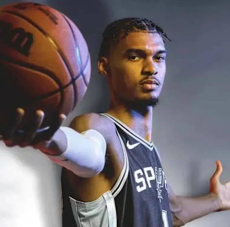 沙奎尔-奥尼尔在他的NBA前50球员排名中将维克托-文班亚马排在第31位
奥尼尔