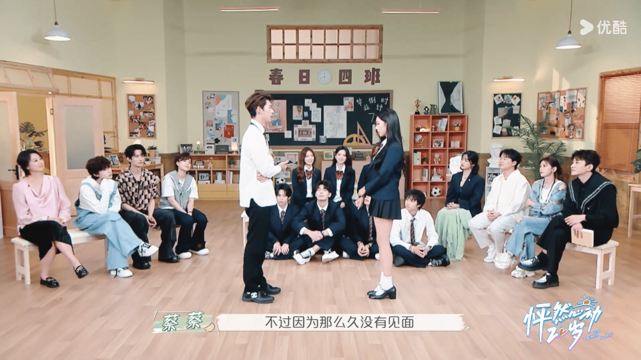 #哪有艺人围观素人接吻摔倒的#第一次见到这么与众不同的名场面属实是让人笑不活了，