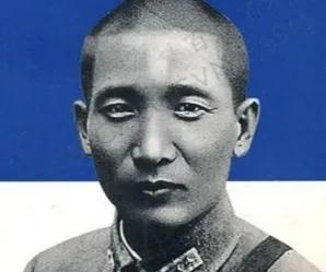1949年，张治中奉命到北平参与国共和谈。有一天，他穿着便服来到大街上，迎面过来