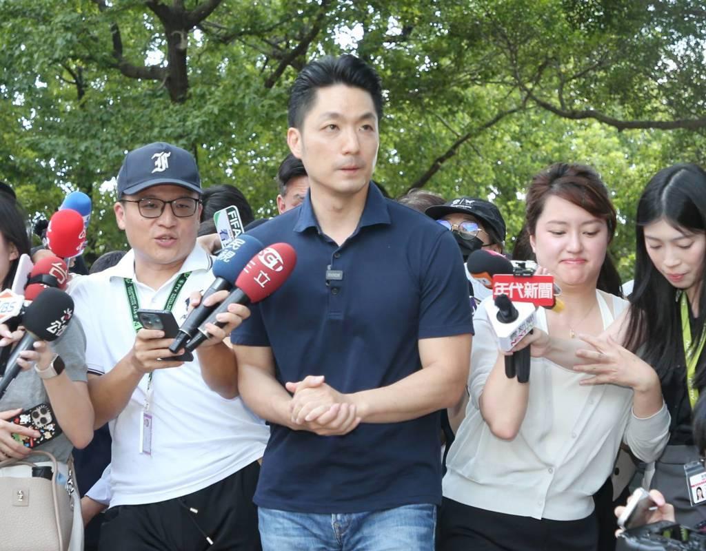 台湾致癌毒油事件延烧半个多月愈演愈烈，台北市长蒋万安于7月17日登高一呼，串联蓝