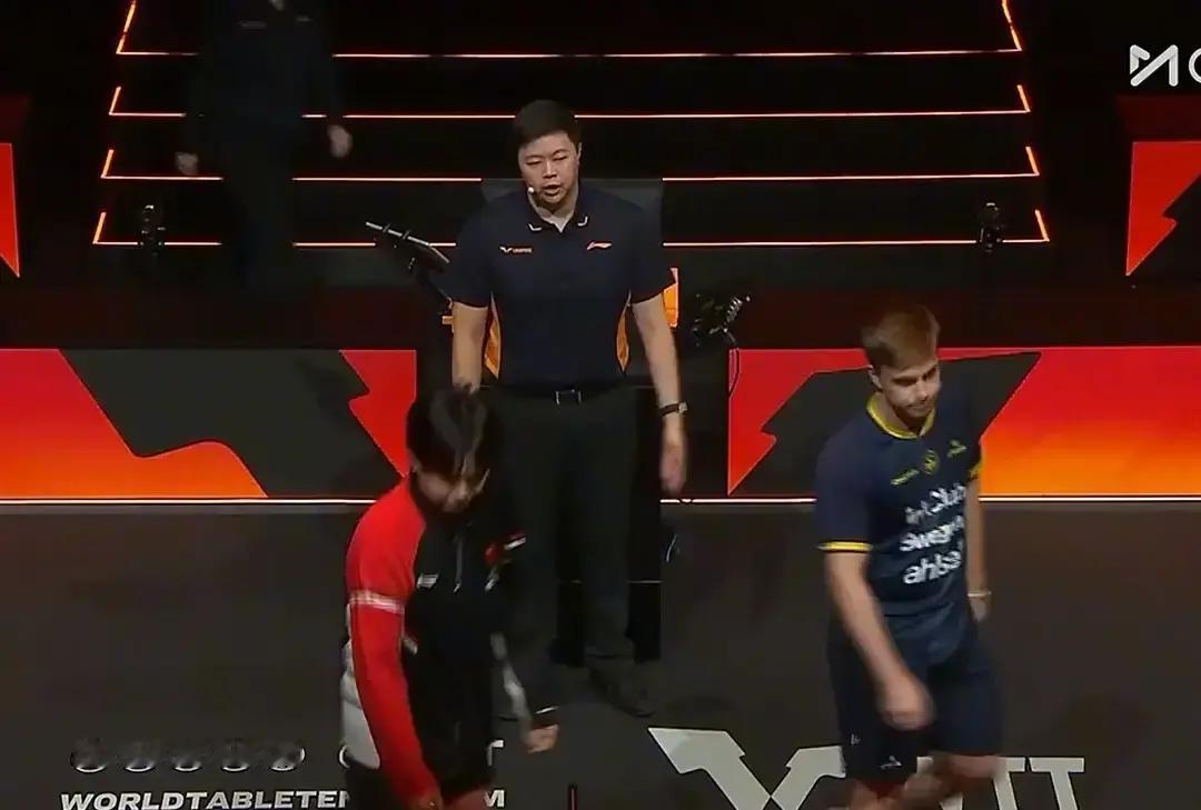 直播刚开，王楚钦就宣布退赛。
 
带伤硬撑到拥抱小莫，眼圈还是红了。
 
球迷心