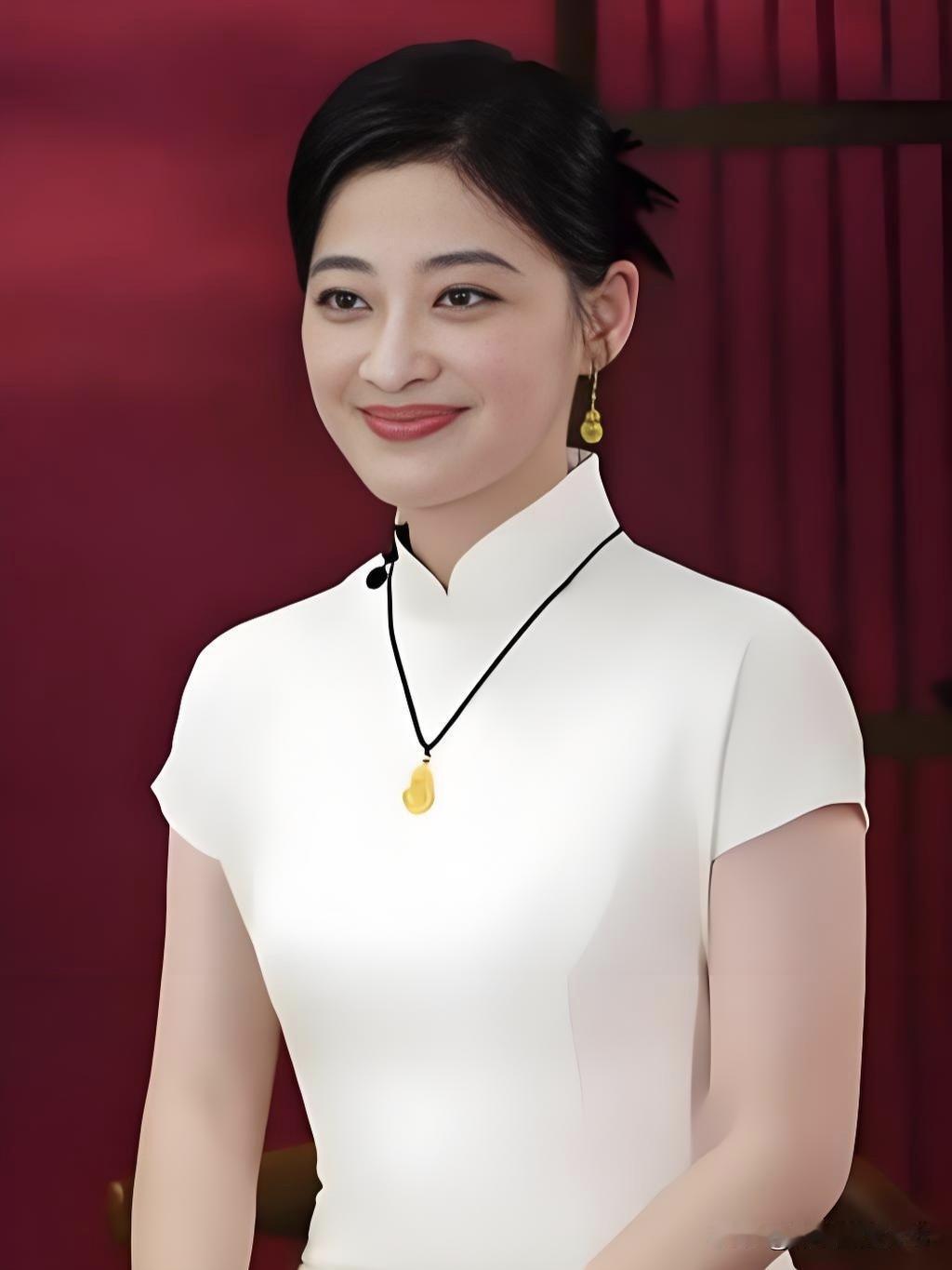 梅婷，清冷与温婉交织的东方美人。从《不要和陌生人说话》到《父母爱情》，她用细腻演