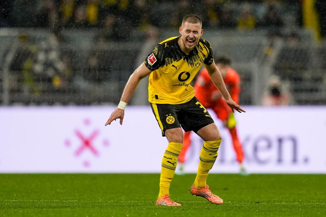 多特蒙德黄黑普鲁士 德天空：安东没有随队前往酒店，原因是遭遇了感冒，这也意味着他