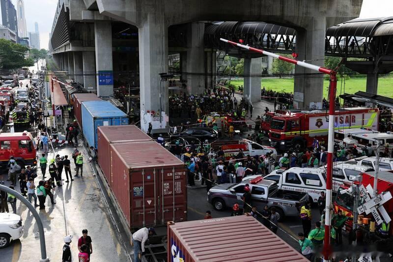 泰国曼谷火车撞上巴士引发大火 已致至少8死25伤海外新鲜事 泰国首都曼谷16日发