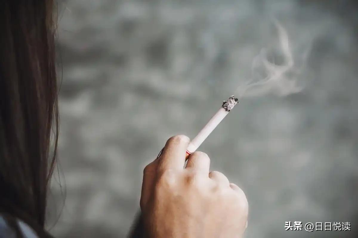 我是个抽了三十多年的老烟民，今年一把岁数，烟龄比好多年轻人年纪都大。每天固定一包
