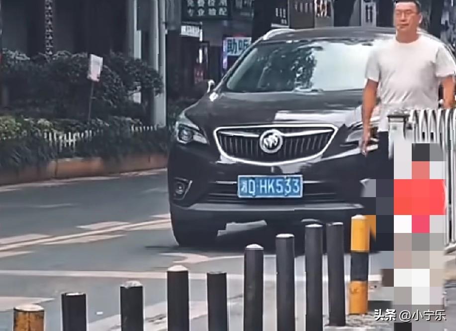 近日，湖南衡阳，一位坐轮椅的老人被困在道路桩前，进退两难。这时，2位路过的车主，