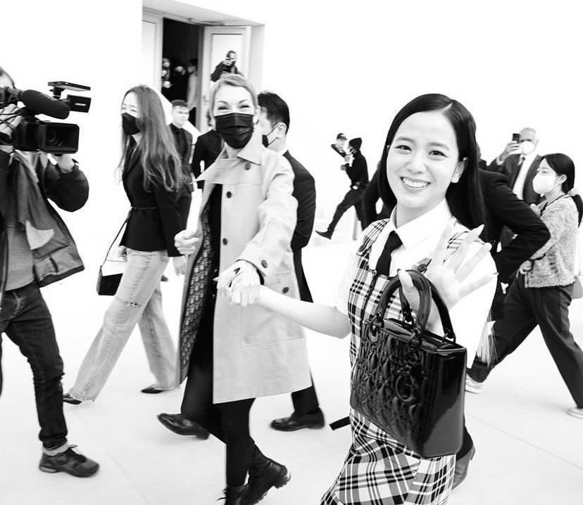 Dior全球公关总监去世永远在智秀旁边守护着的妈粉…再也看不到总监牵着秀秀进场了