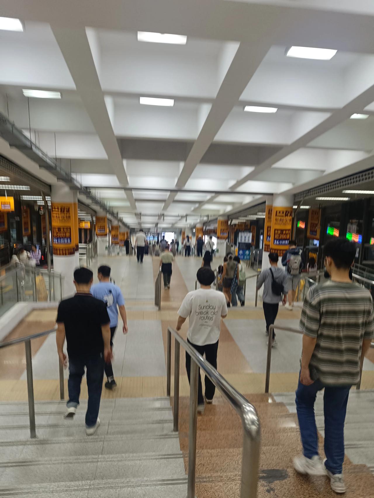 今天上班又被投诉了，领导直接把电话打了过来，问我还能不能干呢？不能干就滚蛋，当时