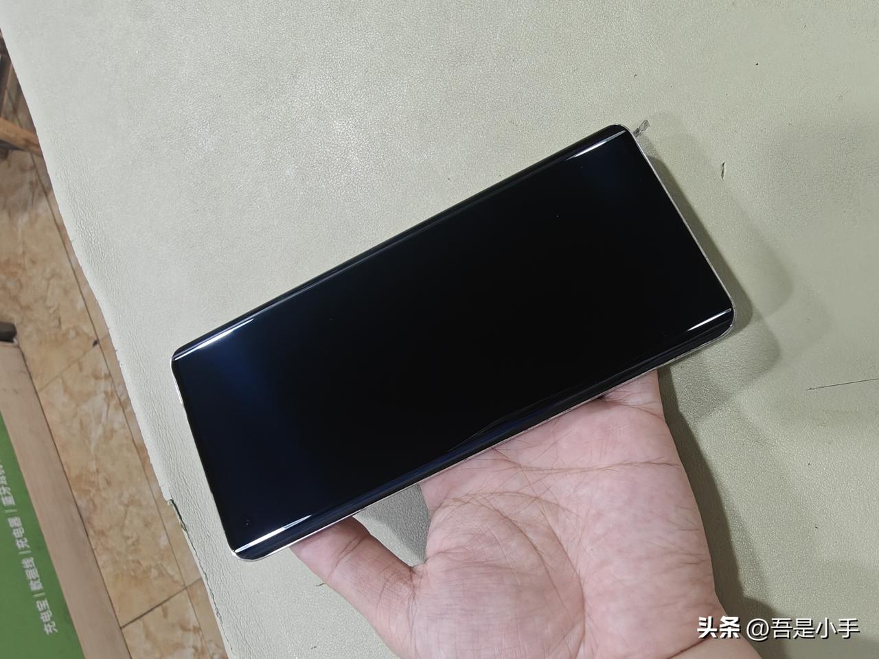 熟悉的外卖小哥,在网上花150买了个屏幕.拿到店里让老刘帮忙装一下.现在大家都觉
