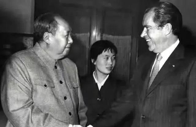 1972年尼克松访华时，向毛泽东主席索要了一幅墨宝，这幅墨宝只有12个字，但尼克