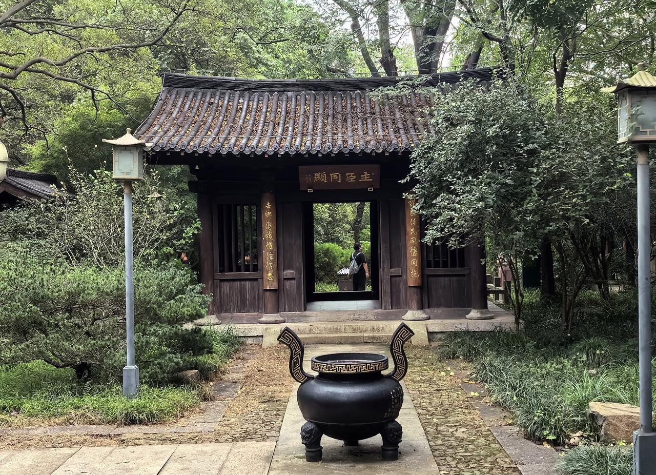 【门和鼎】
 
门是日常的屏障，晨起推开见烟火，暮归掩上藏安宁，藏着寻常日子的温