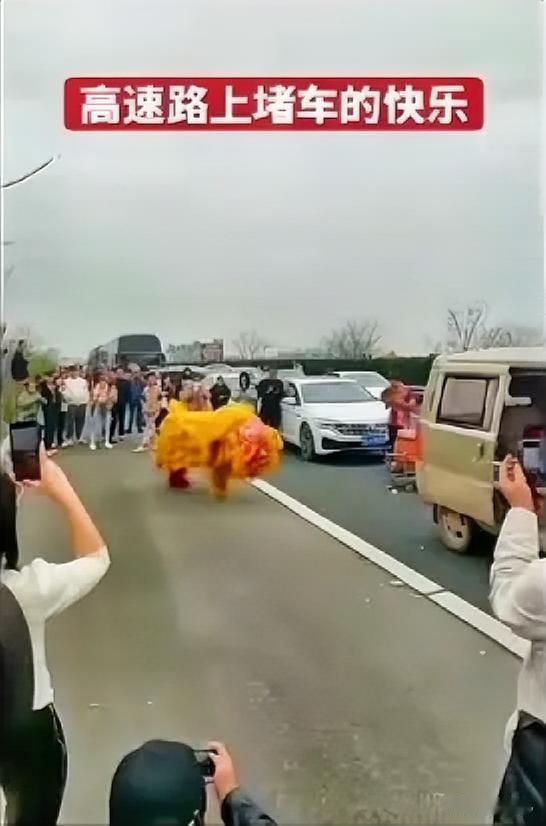 网友热议：
国庆节堵车堵出新高度。
网友张先生说：
十个小时，开了100公里，时