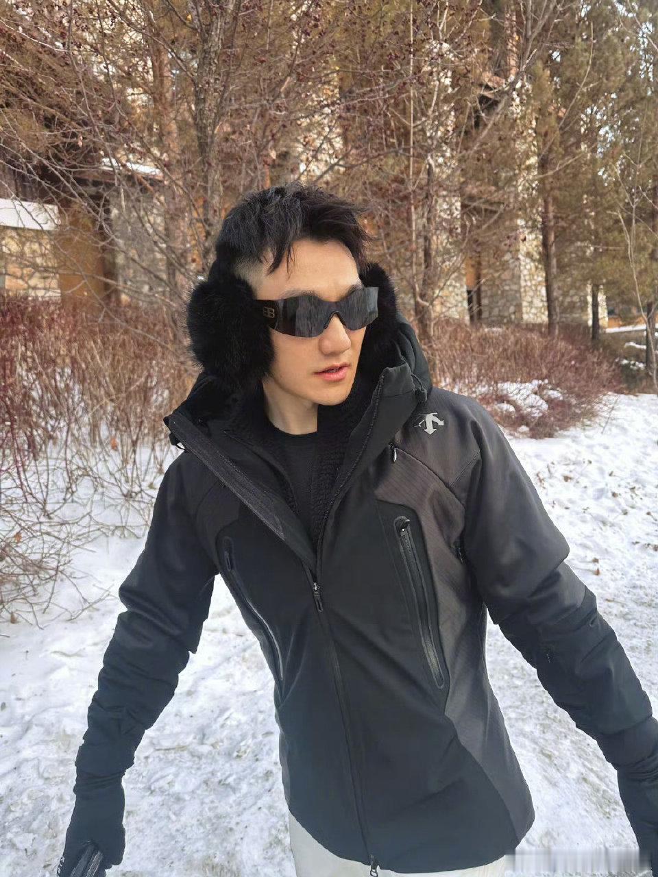谁能想到，被张馨予何捷的滑雪日常治愈了，两人笑容灿烂，这就是嫁给爱情的样子吧！ 