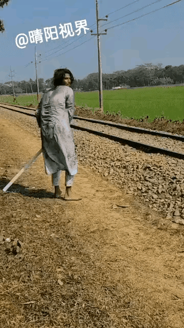 你说他坏吧，他还会用软管