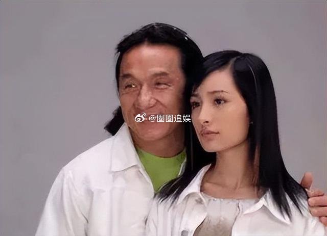 当年，成龙和杨幂一块拍了个机车广告，成龙得到50万，杨幂仅得到600块。成龙对老