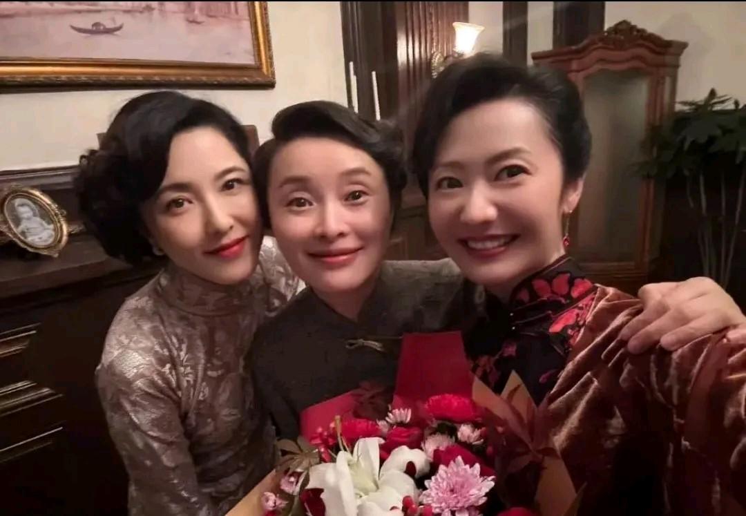 左边起曾黎，吴越，右边这位美女，一时半会想不起来了，卡住了，你们说出她的名字吧。