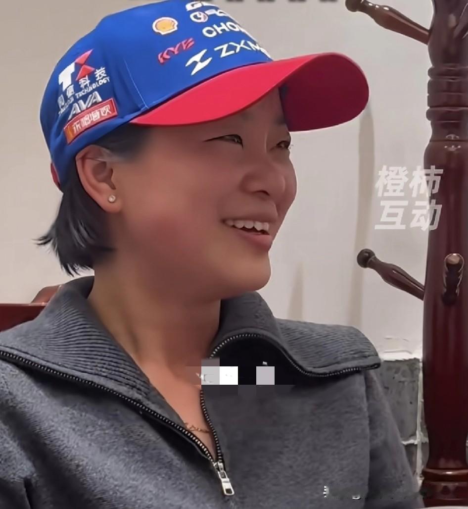 张雪老婆星姐也是性情中人啊，得知德比斯在匈牙利WSBK上又夺冠后，当即做了一个决