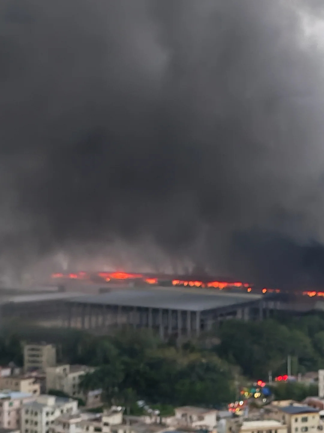 官方通报深圳比亚迪火灾 深圳坪山比亚迪凌晨发生火灾，比亚迪回应：该车库为试验及报