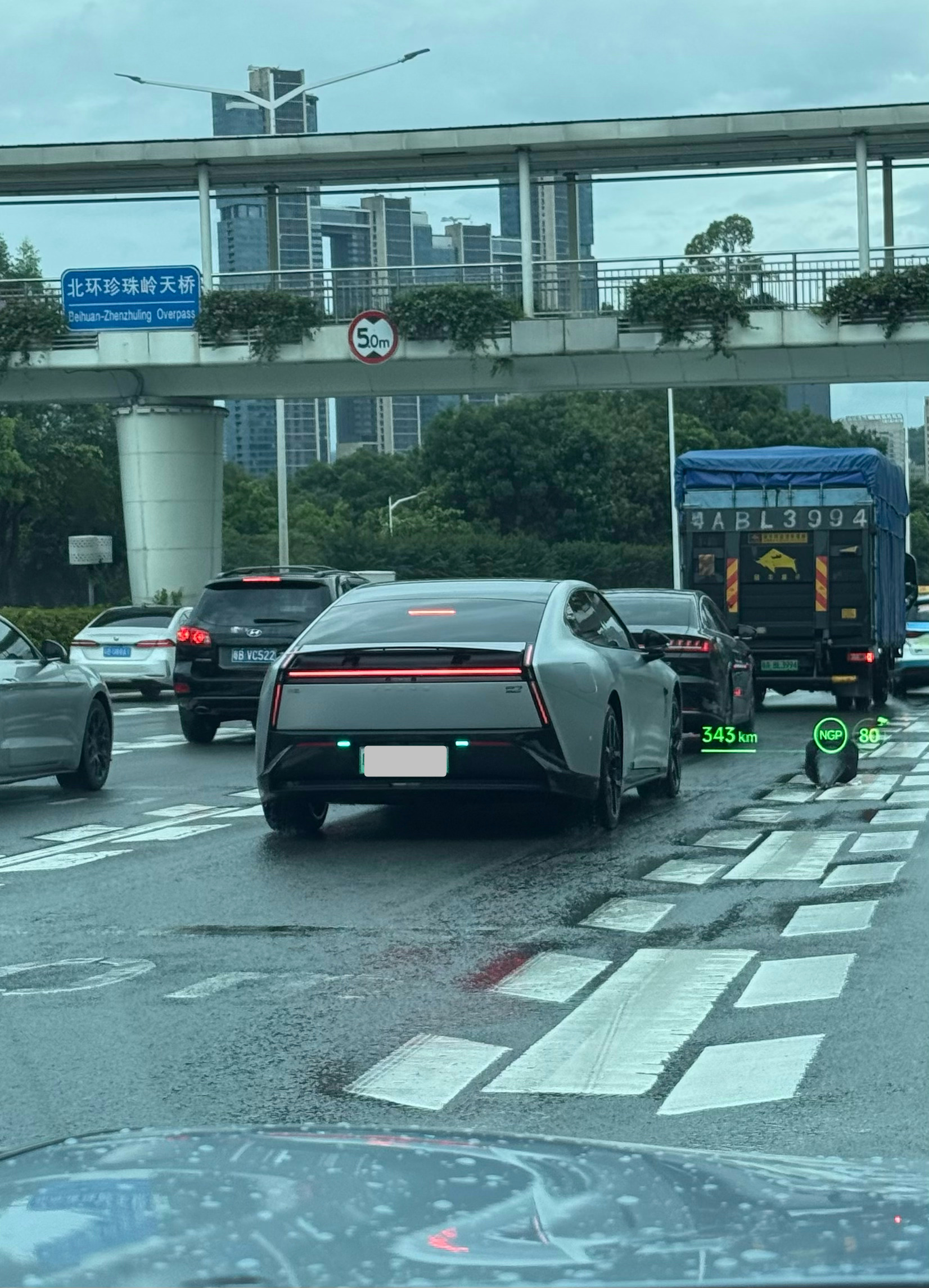 今天碰到了一辆尊贵的鹏翼门小鹏P7
