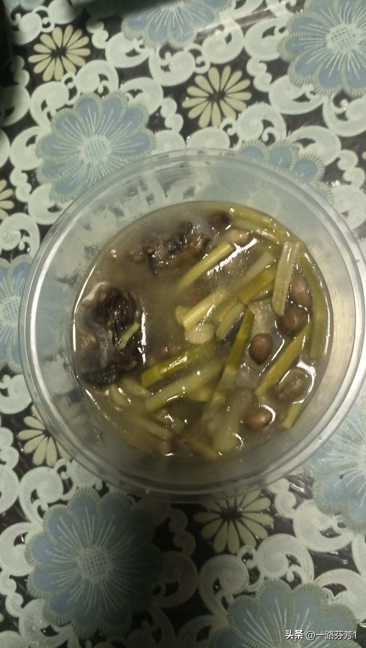 本是别无悬念，队友8点下班，这一人的晚饭总是将就，星期天的剩菜，今天可以打扫干净