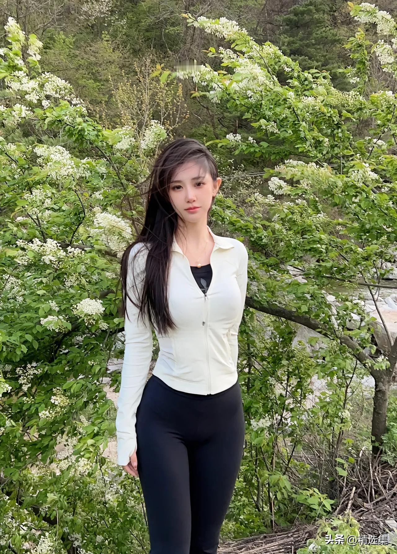 花间人影动，春意满衣襟。