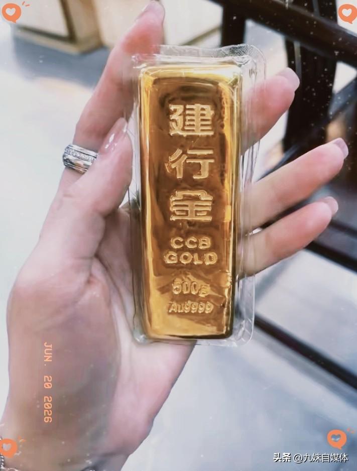 今天的金价，
看得人血压直接飙升，
6月20日，金价从935跌到了
902一克（