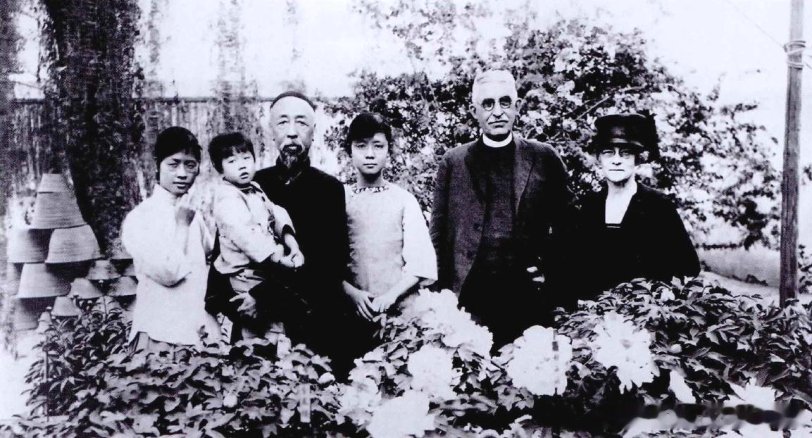 1924年凌叔华（左一，1900.3.25-1990.5.22）、妹妹凌淑浩（左