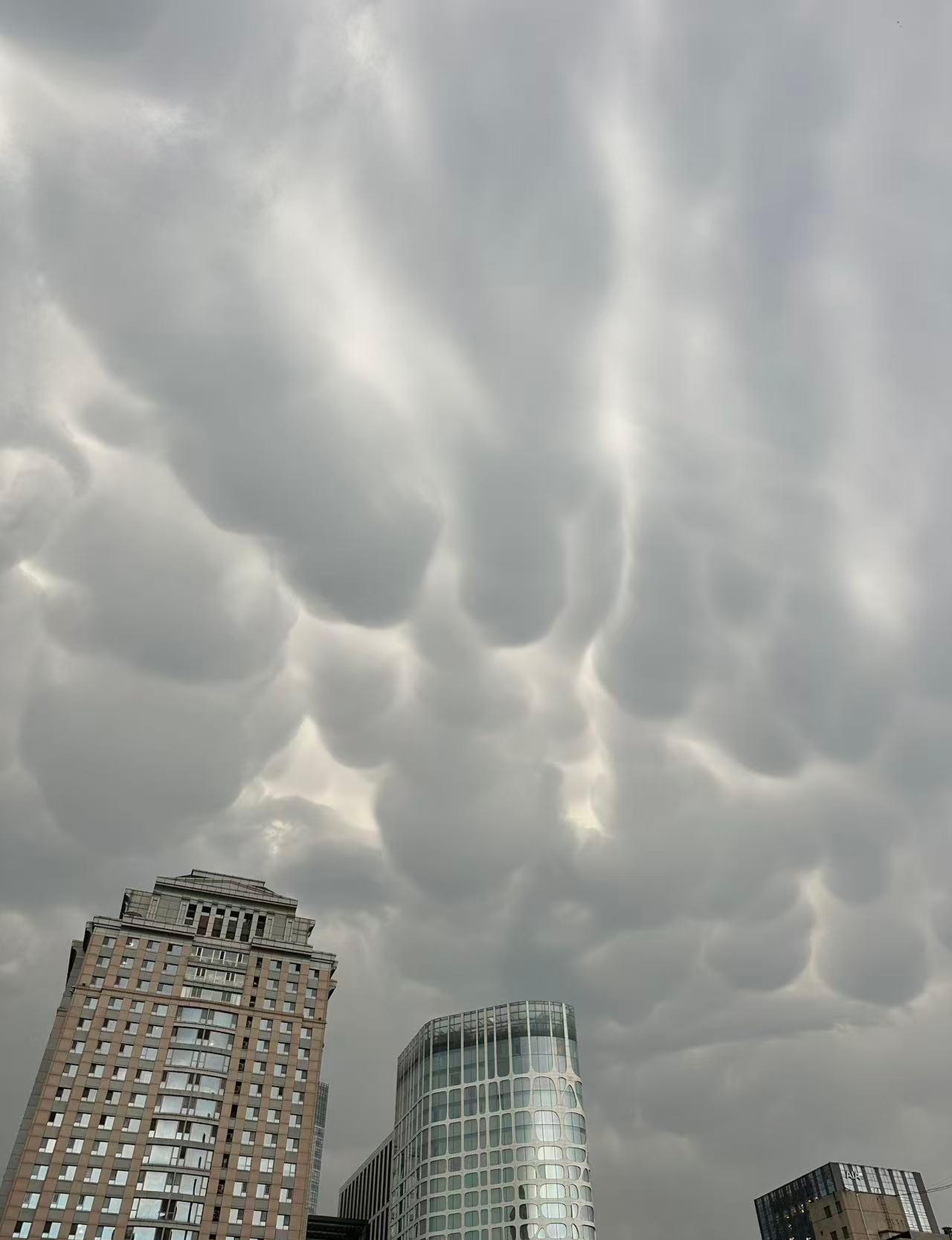 北京出现乳状云，说明一会要下雨了，大家赶紧收衣服啊 ​​​