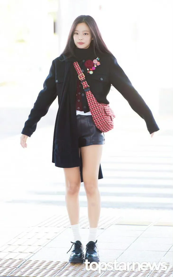 戴一堆胸针可可爱爱❤️Jennie机场穿搭