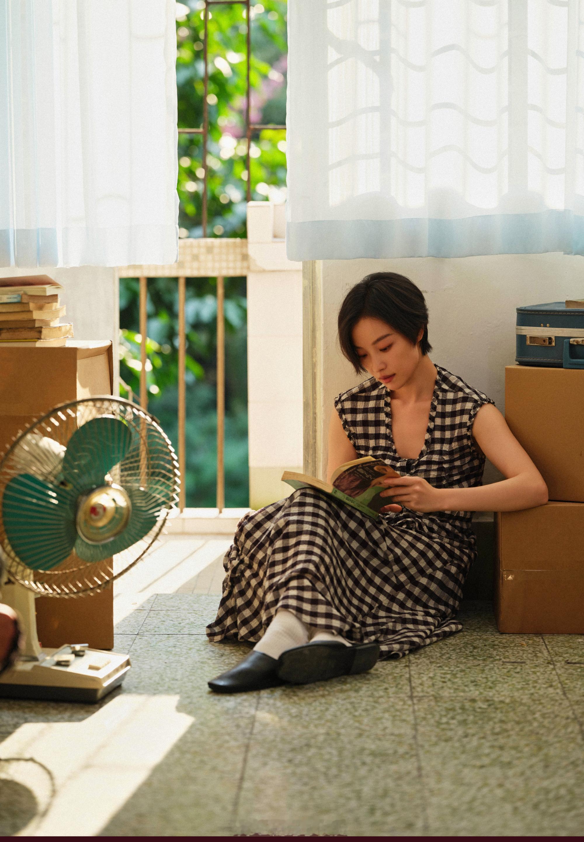 风一吹倪妮就有电影感了广州的风很懂倪妮的美 看《风辞典》最大的感受是：倪妮太适合