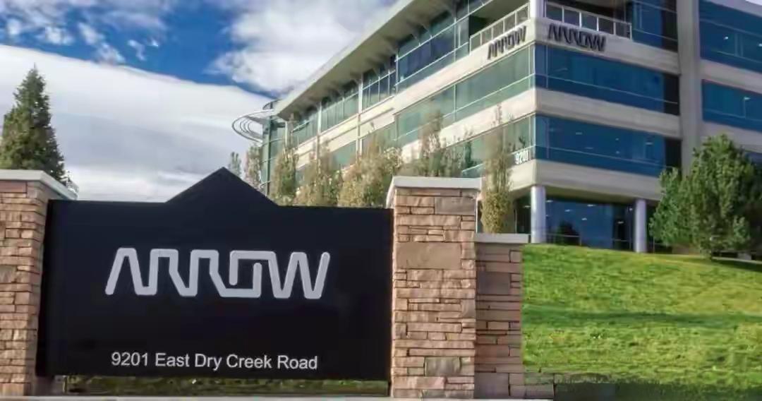 美国这局确实“认怂”了！根据新加坡联合早报的消息，全球电子元件分销商——艾睿电子