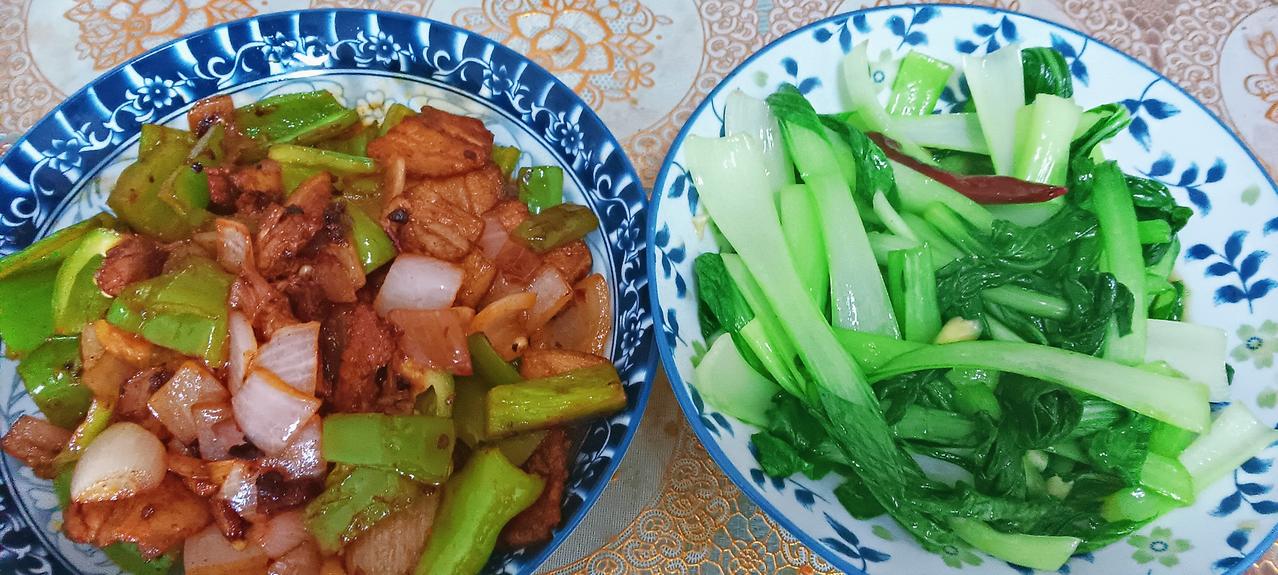 最近的小青菜最常嫩，炒制时加点蒜蓉清脆爽口，非常好吃。