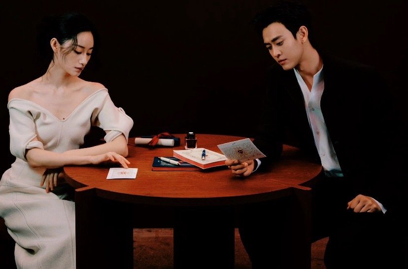 郭晓婷和王天辰这组杂志大片也太会拍了吧！明明同框，却全程零交流、不看彼此，疏离感