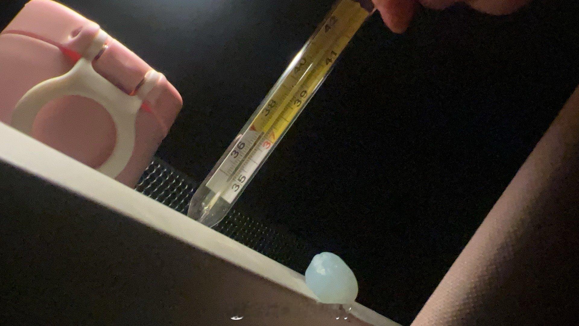 一边看论文一边吃糖 没反应过来两条已经嚼完了.....然后就开始低烧了 曼妥思我