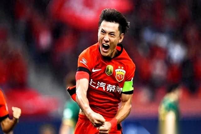 就差一步。
真的，就差这最后一步了。
三连冠，这词儿听着都觉得沉甸甸的，现在就摆