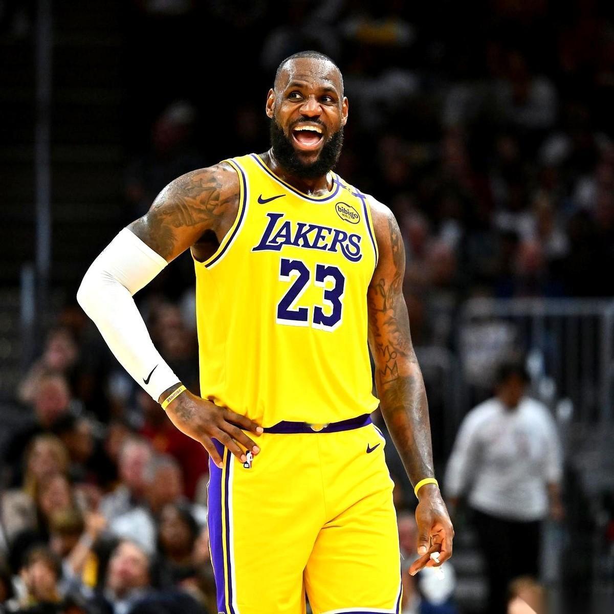 这支变阵后的湖人，活生生打出了一场让火箭绝望的“防守处刑”。
东契奇和小里弗斯齐